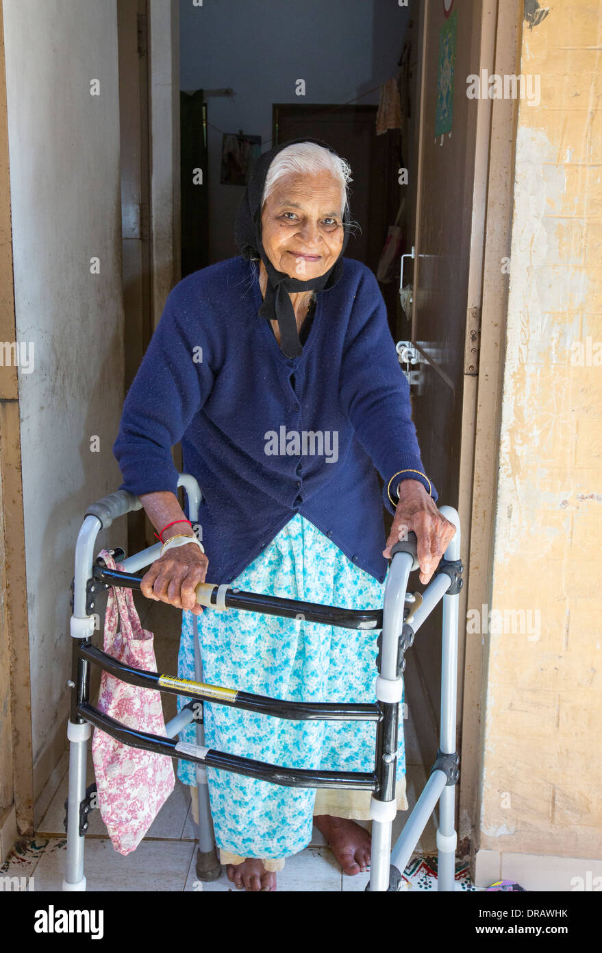 Un asilo de ancianos en el Muni Seva Ashram, Goraj, India. Foto de stock