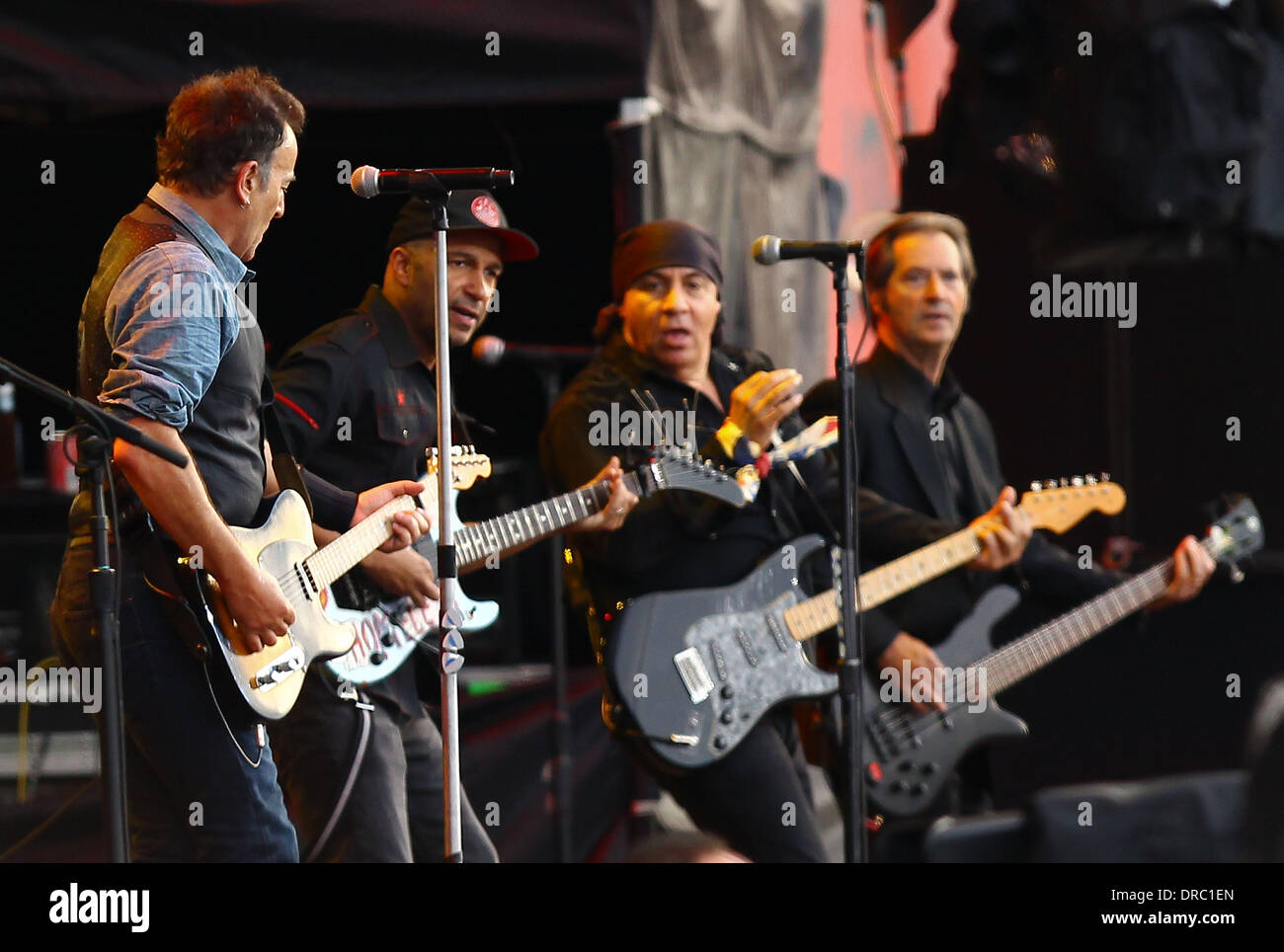 Bruce Springsteen y la E Street Band se unieron en el escenario por Tom  Morello Hard Rock Calling - Hyde Park - Día 2 Londres, Inglaterra -  14.07.12 Fotografía de stock - Alamy
