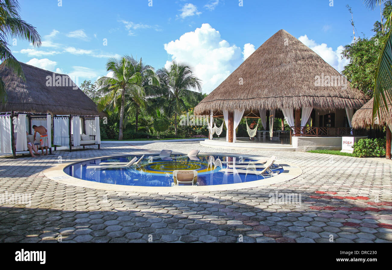 La pura zona chill out en el lujoso hotel de 5 estrellas Catalonia Royal Tulum, Cancún, México Foto de stock