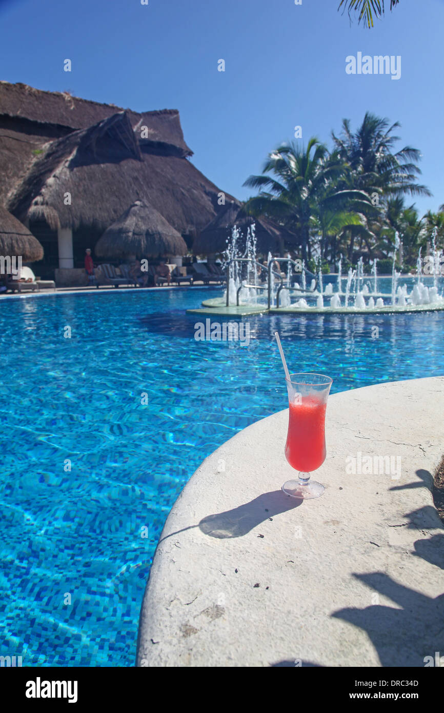 Un cóctel frío junto a la piscina en el hotel de lujo de 5 estrellas hotel Catalonia Royal Tulum, Cancún, México Foto de stock