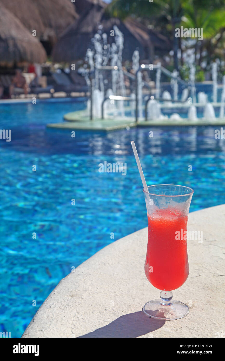 Un cóctel frío junto a la piscina en el hotel de lujo de 5 estrellas hotel Catalonia Royal Tulum, Cancún, México Foto de stock