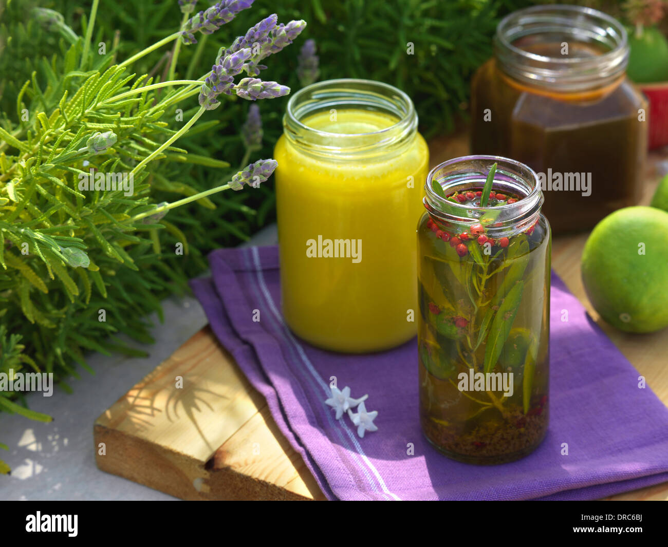 Frascos coloridos con salsa casera y aceite aromático Foto de stock