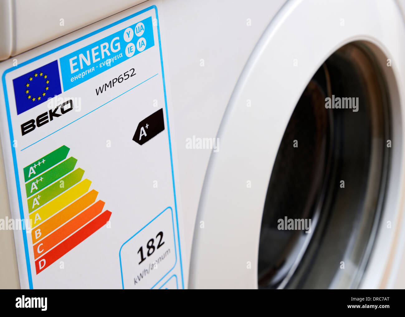 Etiqueta de clasificación energética en una lavadora Foto de stock