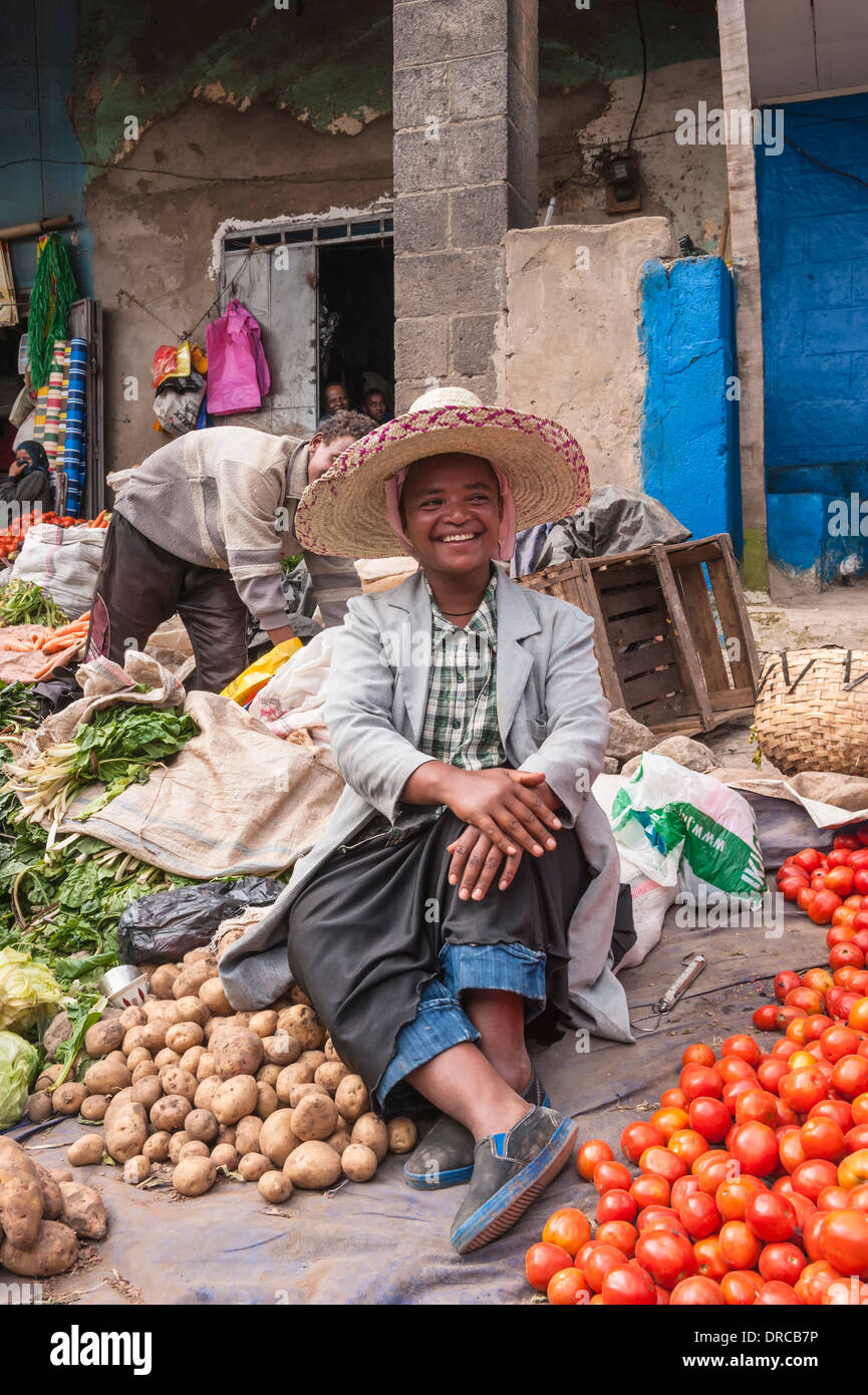 Gente que compra en un mercado de ropa al aire libre que vende vestidos  cerca de Addis Abeba. En Etiopía, África Fotografía de stock - Alamy