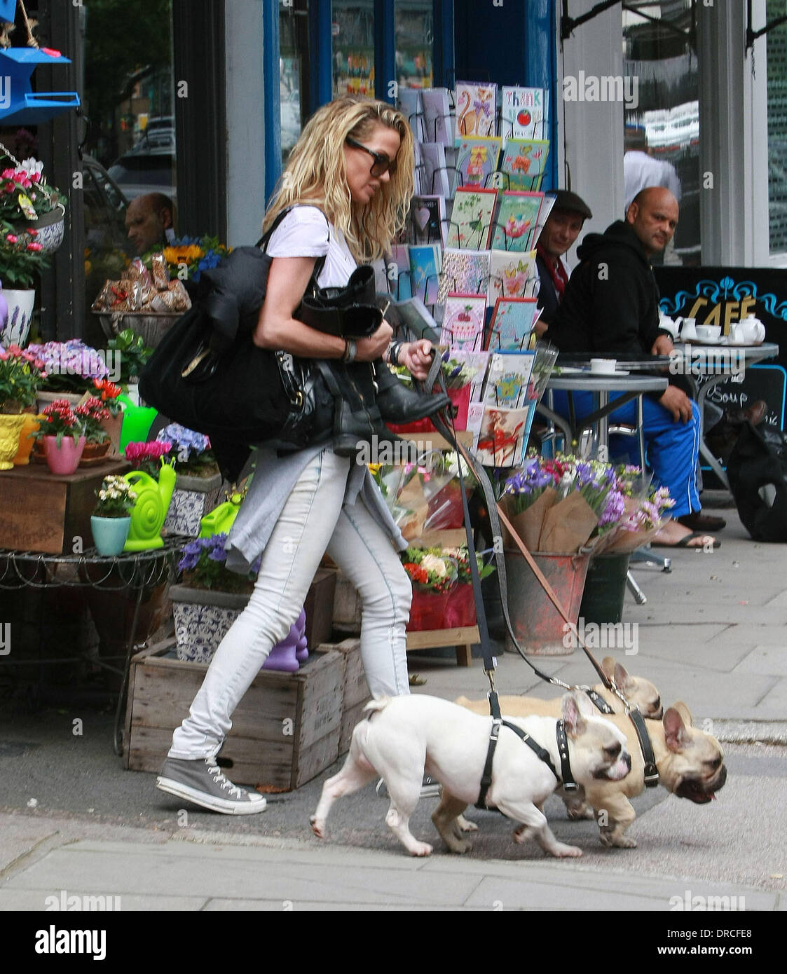 Sarah Harding luchas para pasear a sus tres perros mientras en Londres Londres, Inglaterra - 17.07.12 Foto de stock
