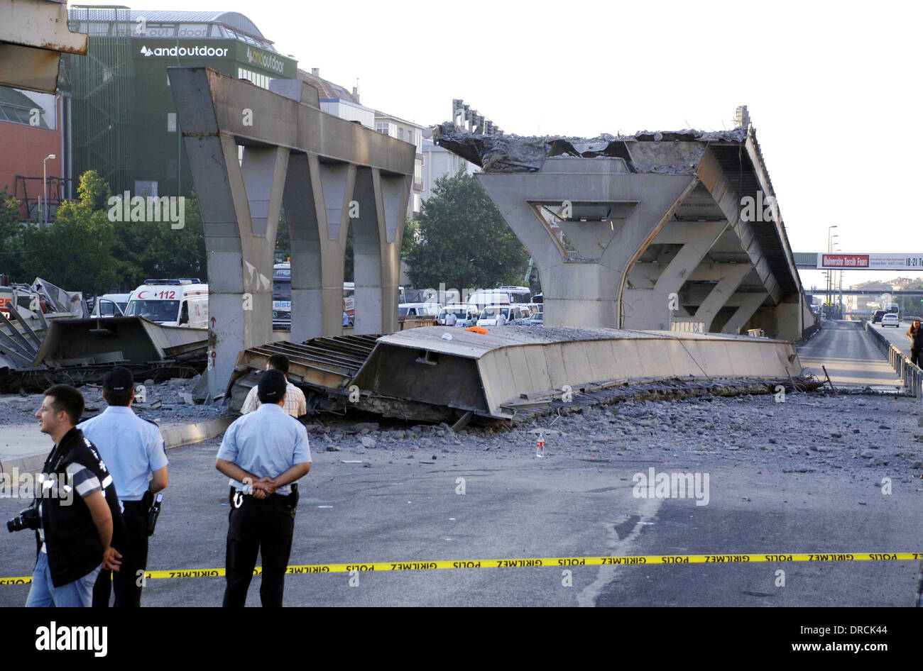 Metrobus puente se derrumba un puente de cemento siding colapsó durante el trabajo de reparación en Estambul en línea Metrobús Avcilar-Beylikduzu el 15 de julio, matando a uno de ellos e hiriendo a dos trabajadores. El puente de conexión estaba siendo construida a través de la E-5 autopista cuando un gran Foto de stock