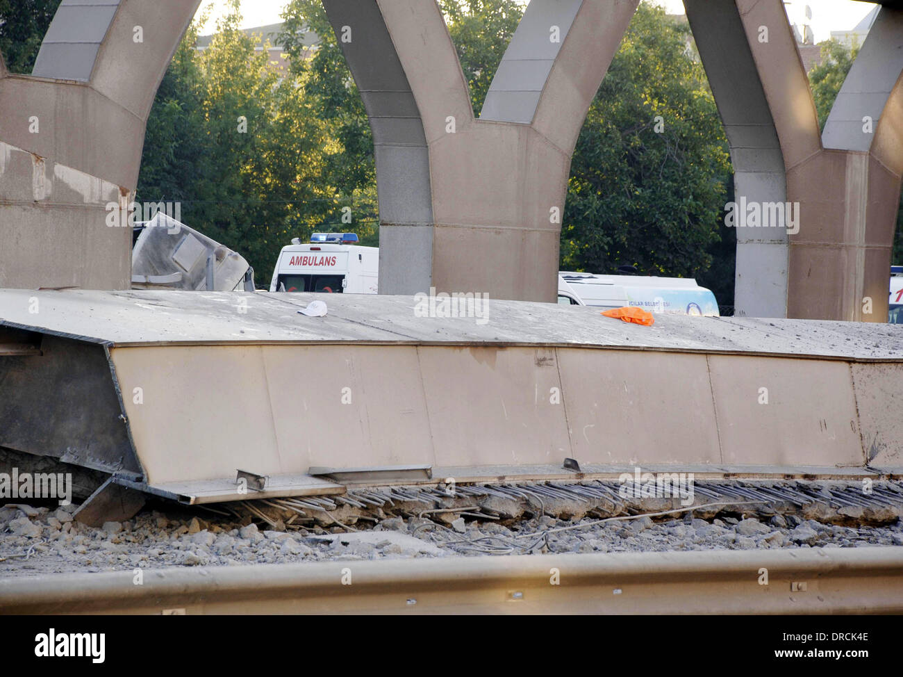 Metrobus puente se derrumba un puente de cemento siding colapsó durante el trabajo de reparación en Estambul en línea Metrobús Avcilar-Beylikduzu el 15 de julio, matando a uno de ellos e hiriendo a dos trabajadores. El puente de conexión estaba siendo construida a través de la E-5 autopista cuando un gran Foto de stock