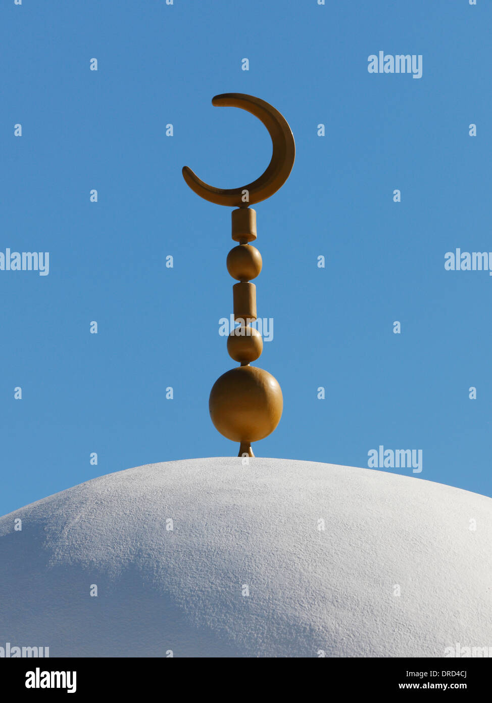 Minarete de la mezquita con la Luna creciente, símbolo del Islam Foto de stock