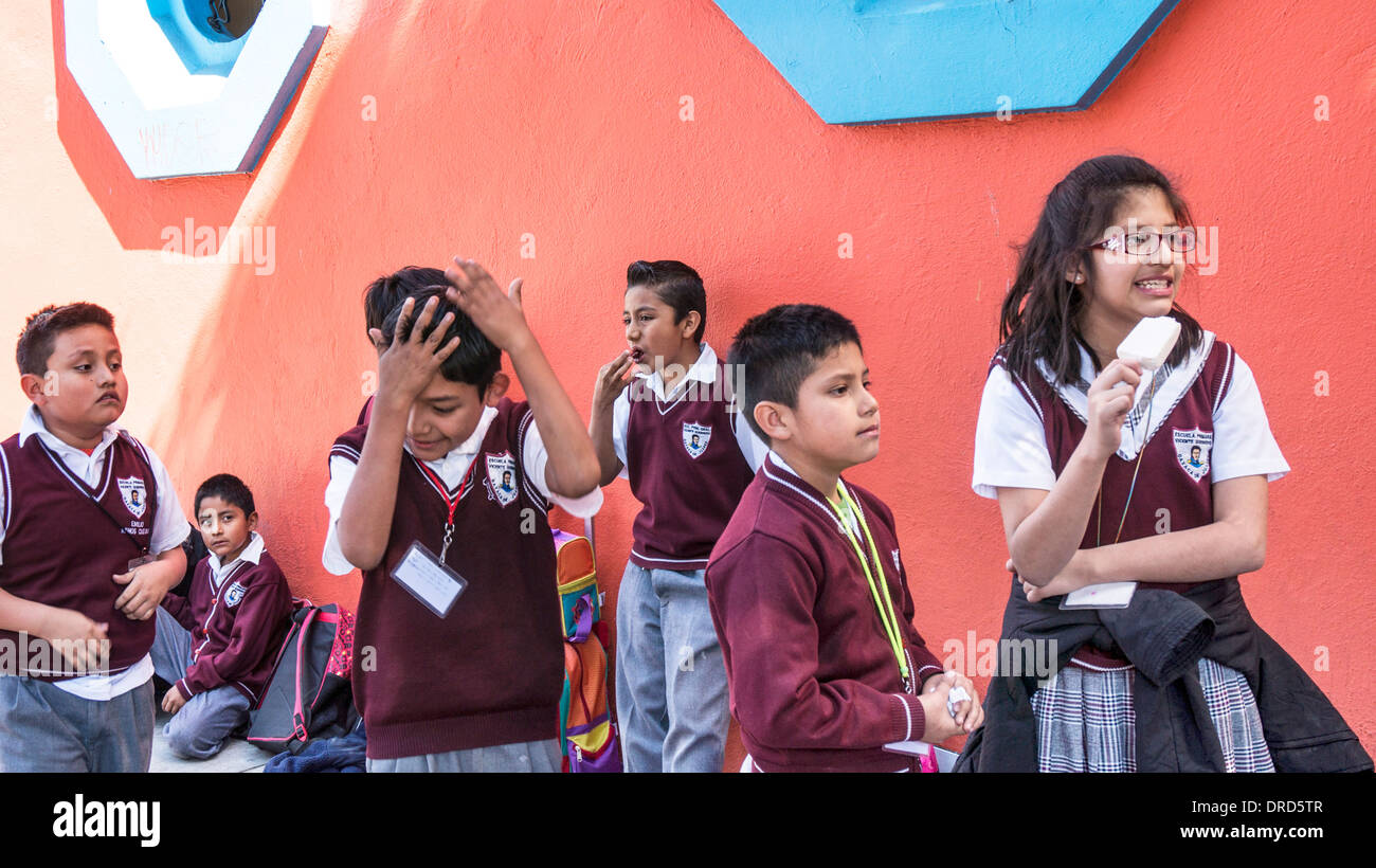 Uniformes escolares mexicanos fotografías e imágenes de alta resolución -  Alamy