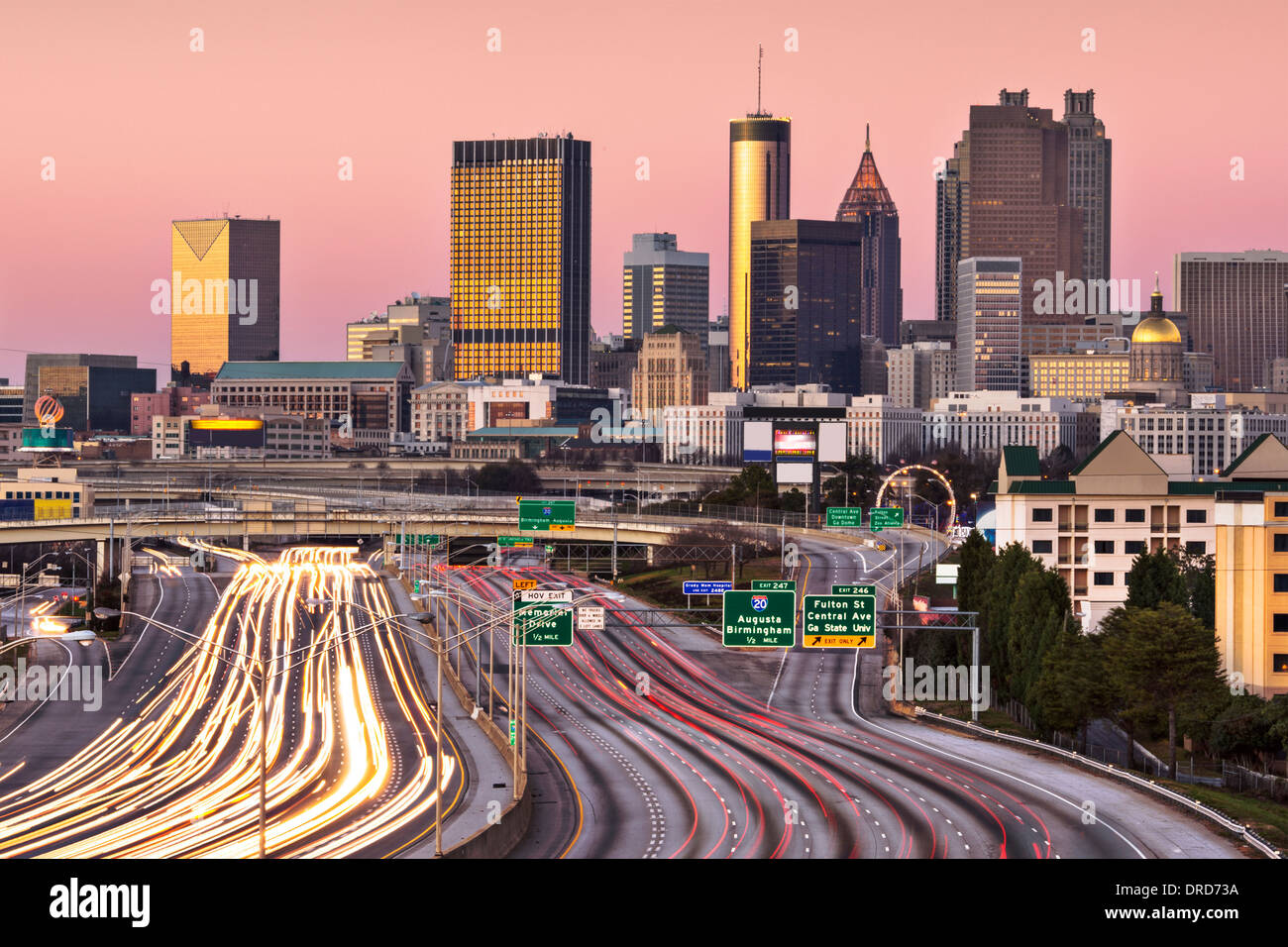 Atlanta, Georgia, EE.UU twilight rush hour. Foto de stock
