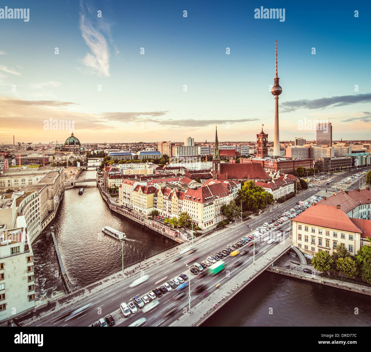 Berlín, Alemania vistos desde arriba del río Spree. Foto de stock