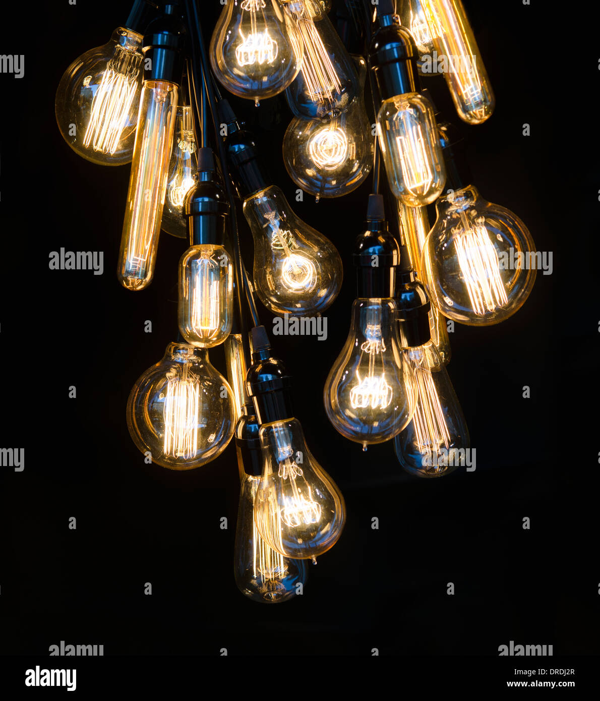 Grupo de colgar lámparas incandescentes. Foto de stock