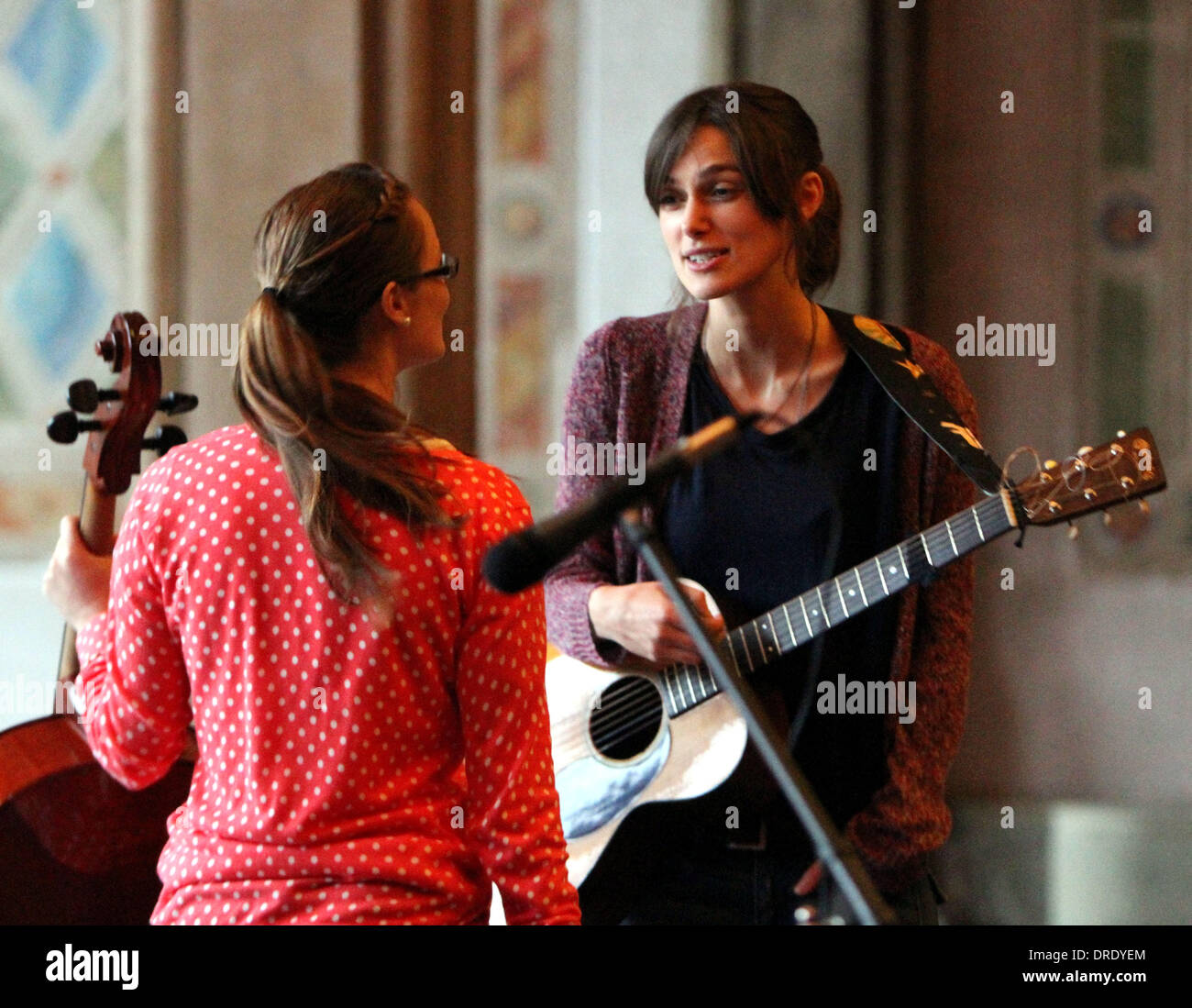 Keira Knightley tocando la guitarra durante la filmación de la ubicación en  el Parque Central de la nueva película "Una canción puede salvar su vida?". La  película narra la historia de dos