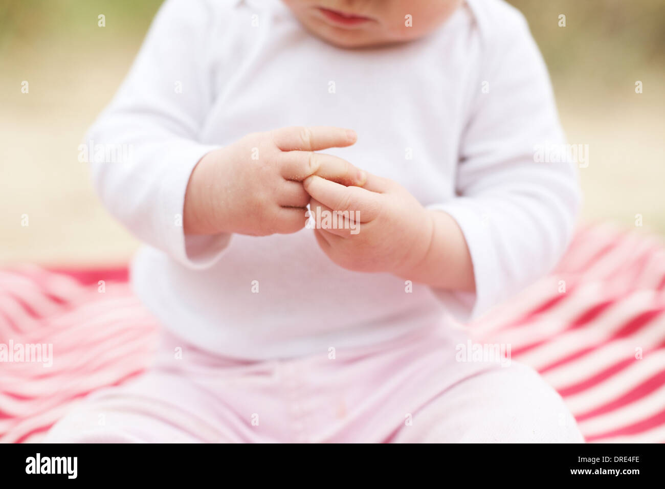 Bebé fascinado por los dedos Foto de stock
