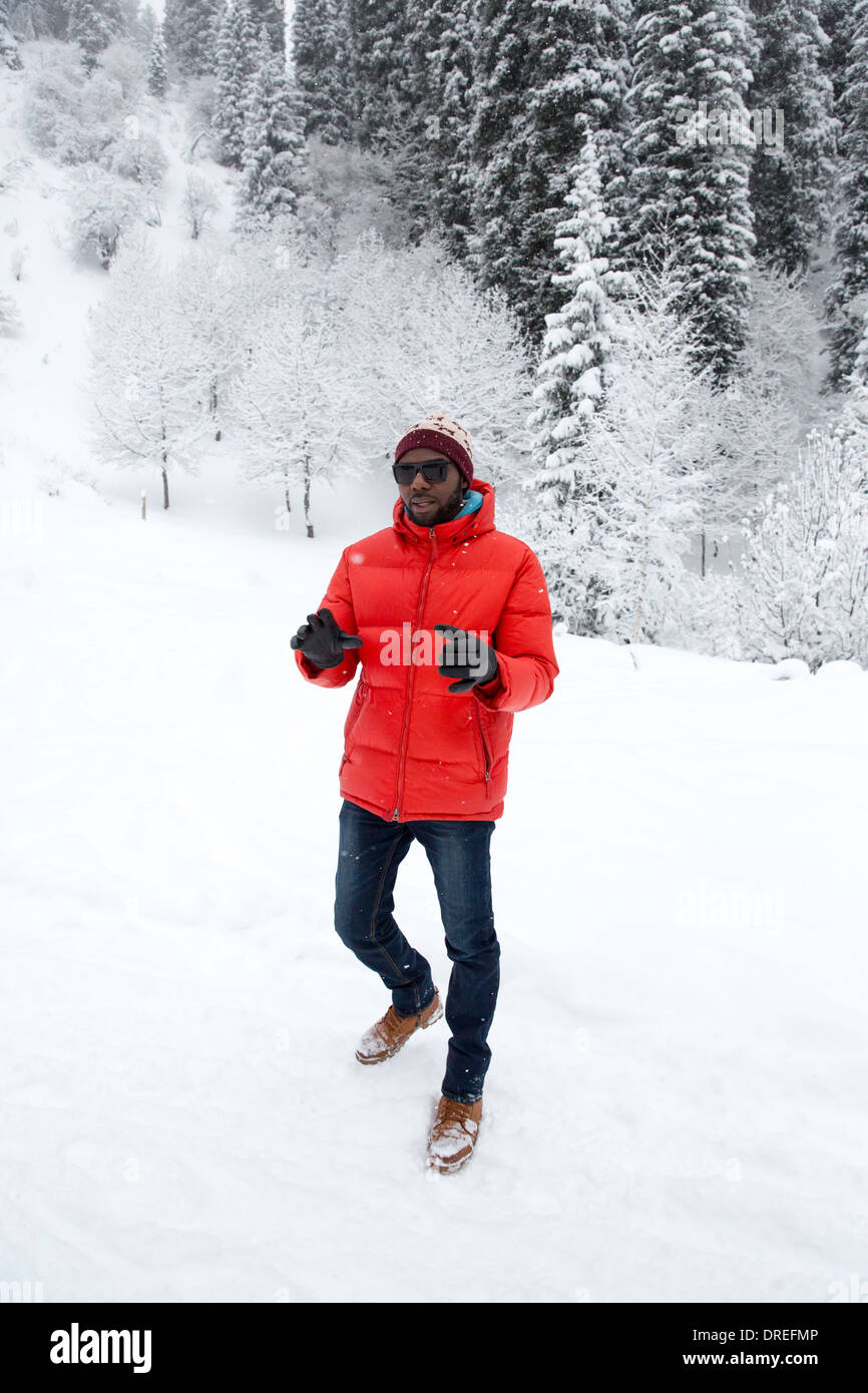 Hombre negro con gafas de nieve