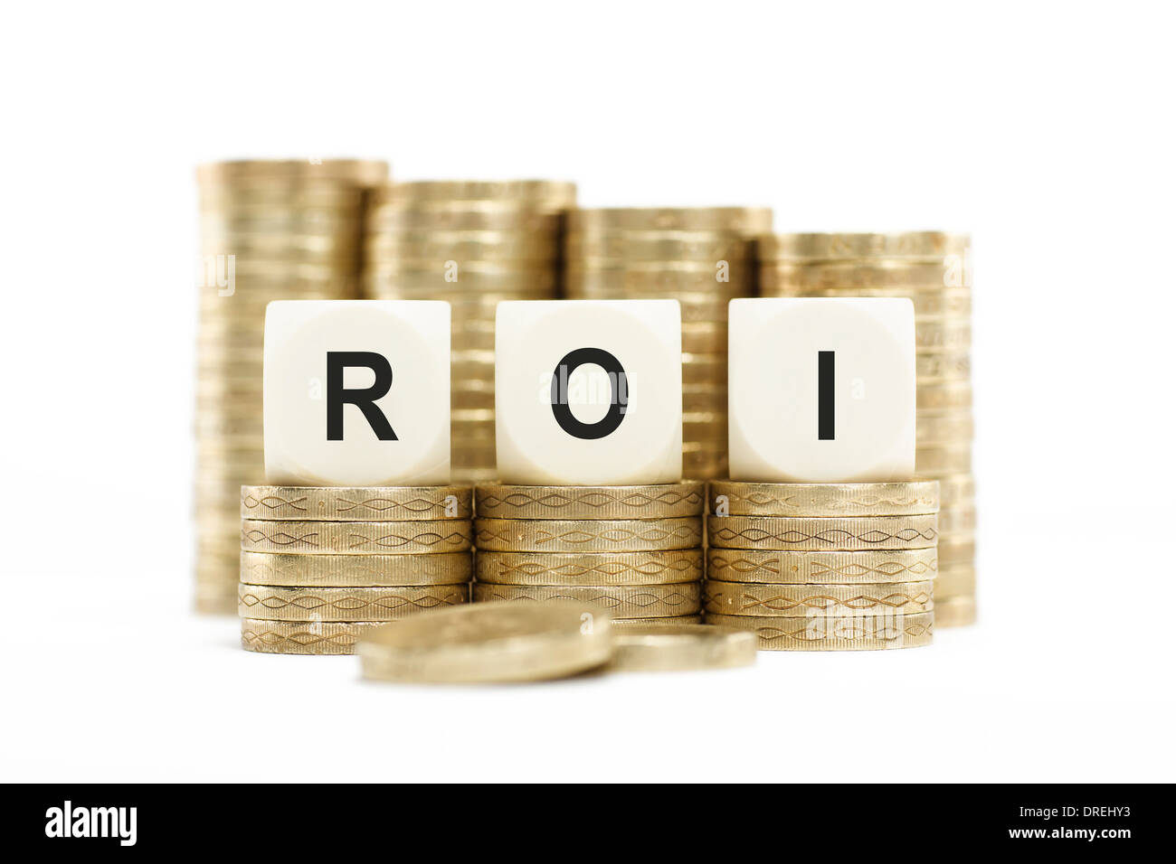 ROI (Retorno de Inversión) pilas de moneda aislado fondo blanco. Foto de stock