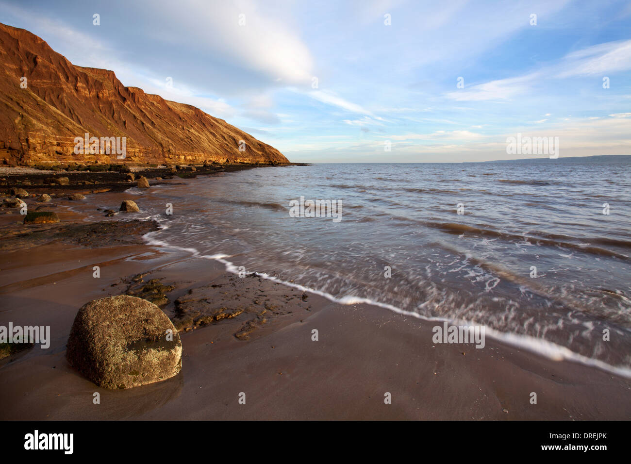 Rock en la playa y Filey Brigg Filey North Yorkshire, Inglaterra Foto de stock