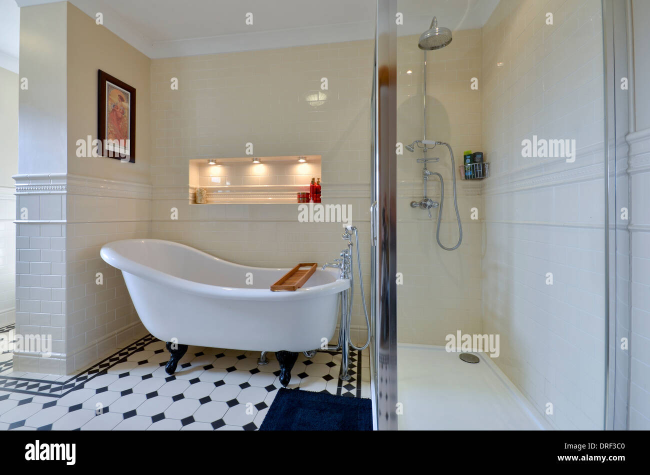 Roll top bañera y ducha en el baño de crema Foto de stock