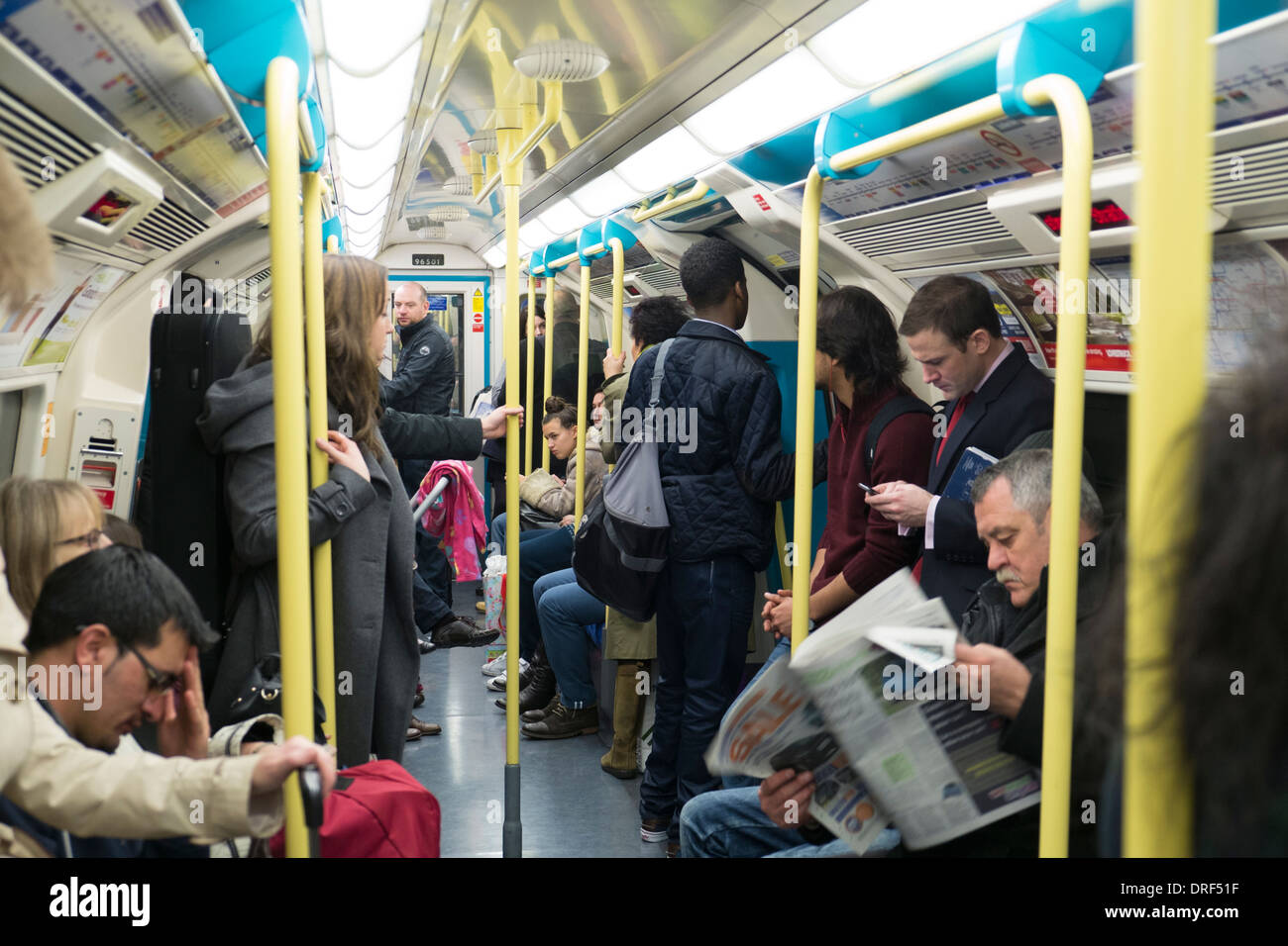 Viajeros en el metro de Londres, Londres Foto de stock