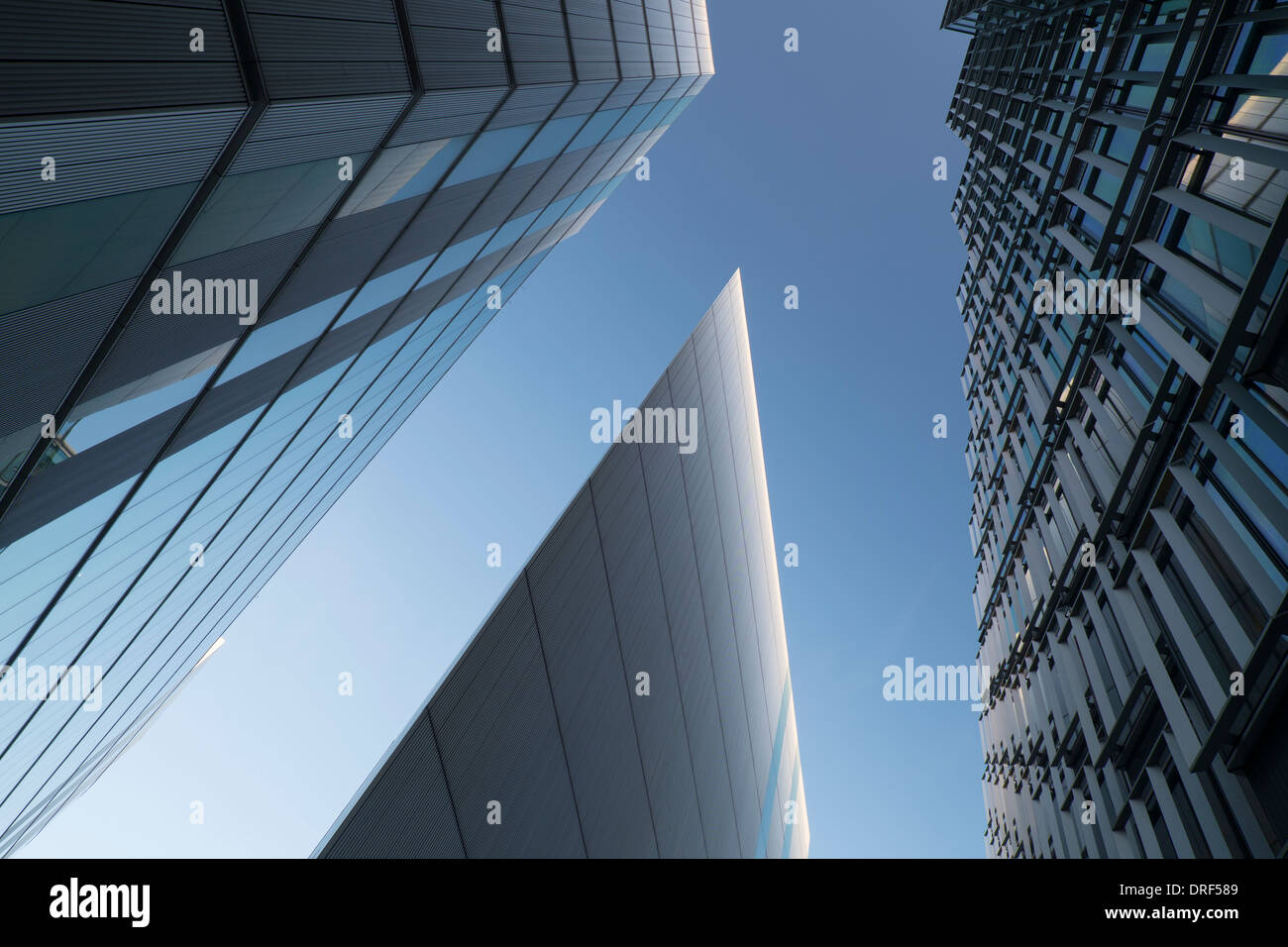 Moderno edificio de oficinas contra el cielo azul, el distrito financiero de Londres Foto de stock