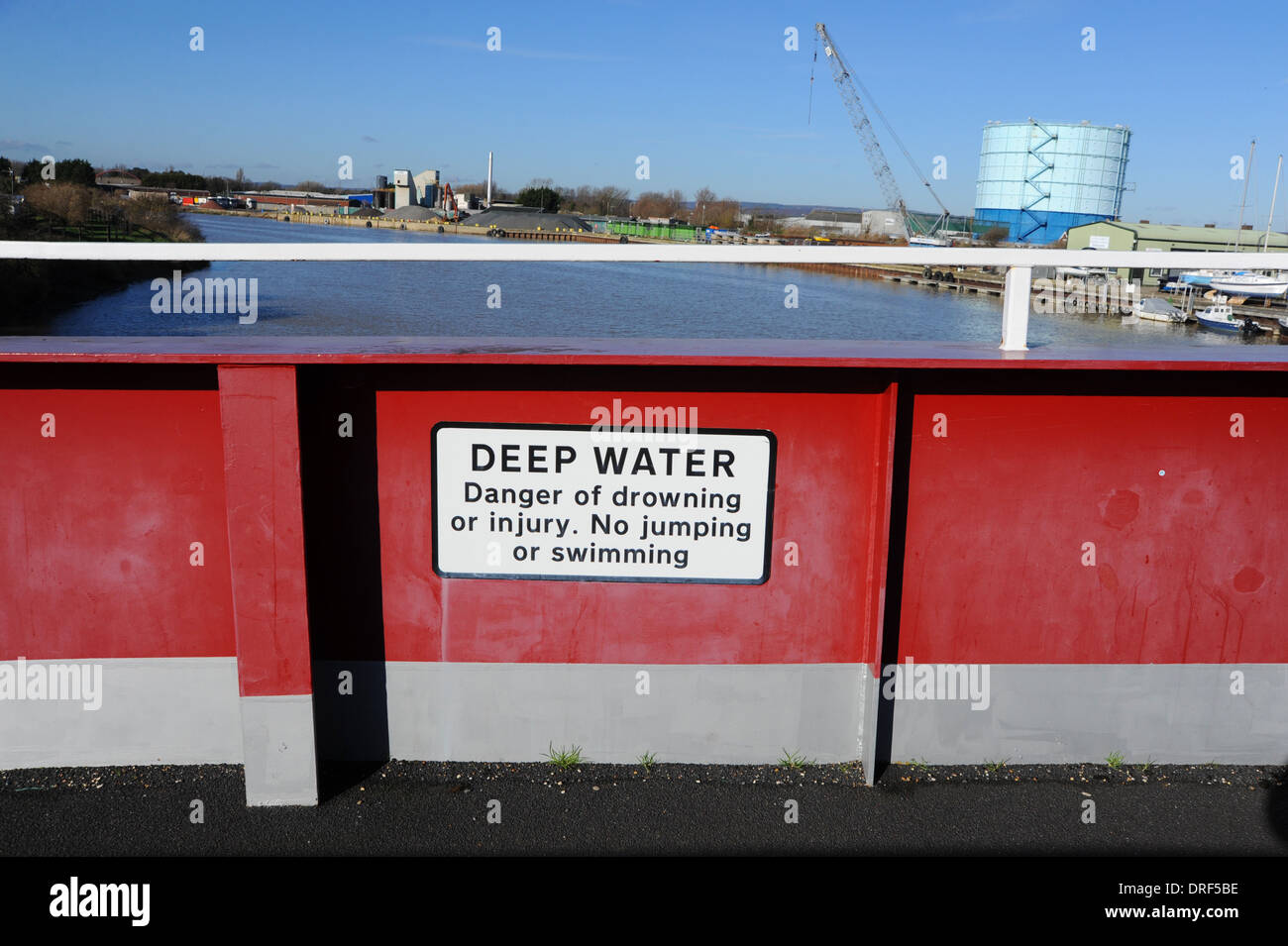 Signo de agua profunda en el puente sobre el río Arun Littlehampton Sussex, UK Foto de stock