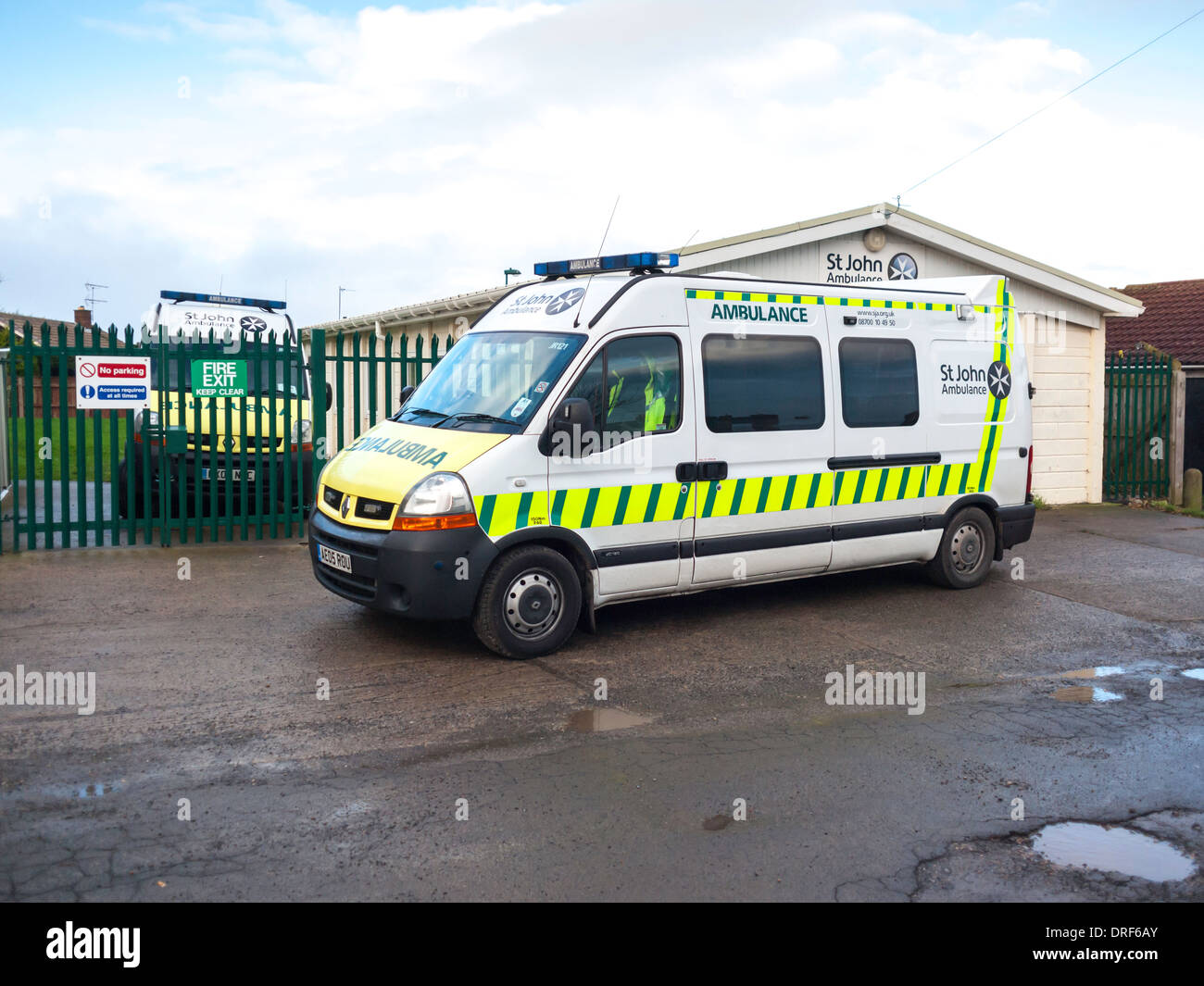 Una ambulancia de San Juan fuera de su cabaña utilizada para reuniones y el equipo de almacenamiento para los líderes del Reino Unido caridad de primeros auxilios Foto de stock