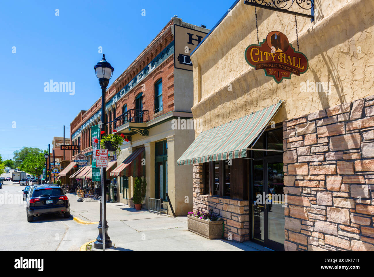 El Ayuntamiento y el Hotel Occidental sobre Main Street, en el centro histórico de Buffalo, Wyoming, EE.UU. Foto de stock