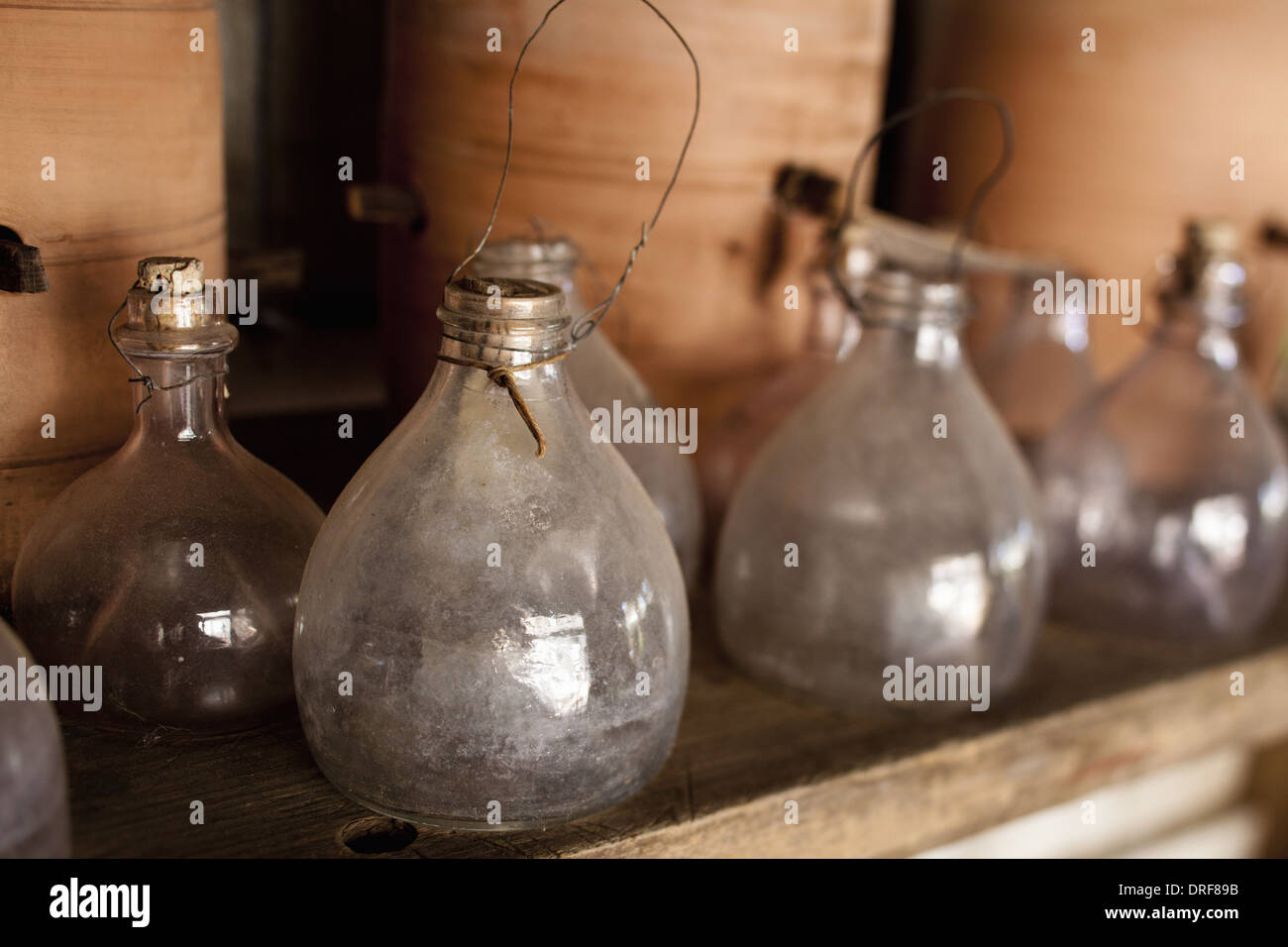 Maryland, EE.UU. La fila de frascos de vidrio con tapones grandes ollas de  arcilla Fotografía de stock - Alamy