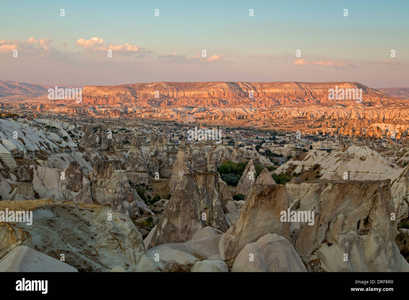 Chimeneas de las hadas, mesa y Goreme, Capadocia, Turquía Foto de stock