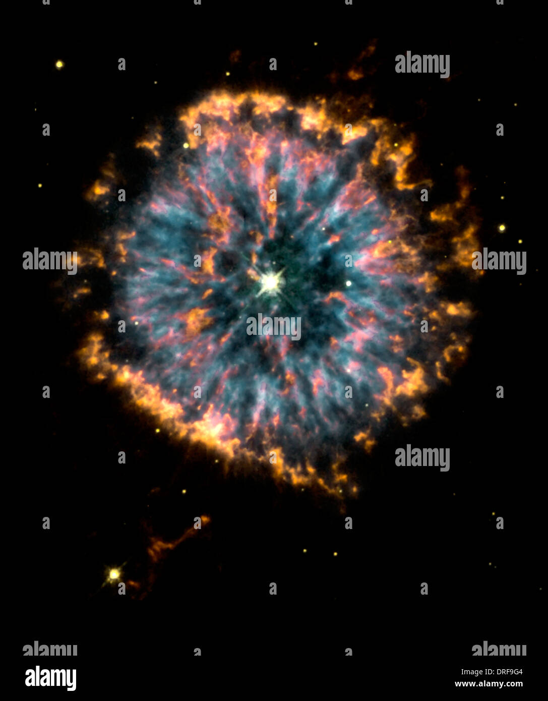 Sorprendentemente inusual nebulosa planetaria, NGC 6751, una brillante en la constelación de Aquila Foto de stock