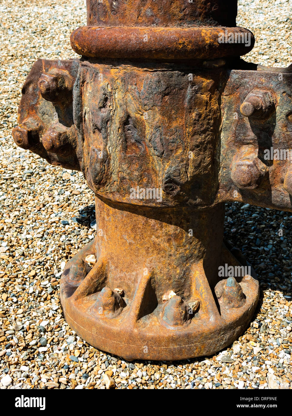 Gran marrón rojiza de hierro fundido oxidado metal corroído pier puntal de apoyo, Eastbourne, East Sussex, Inglaterra, Reino Unido. Foto de stock