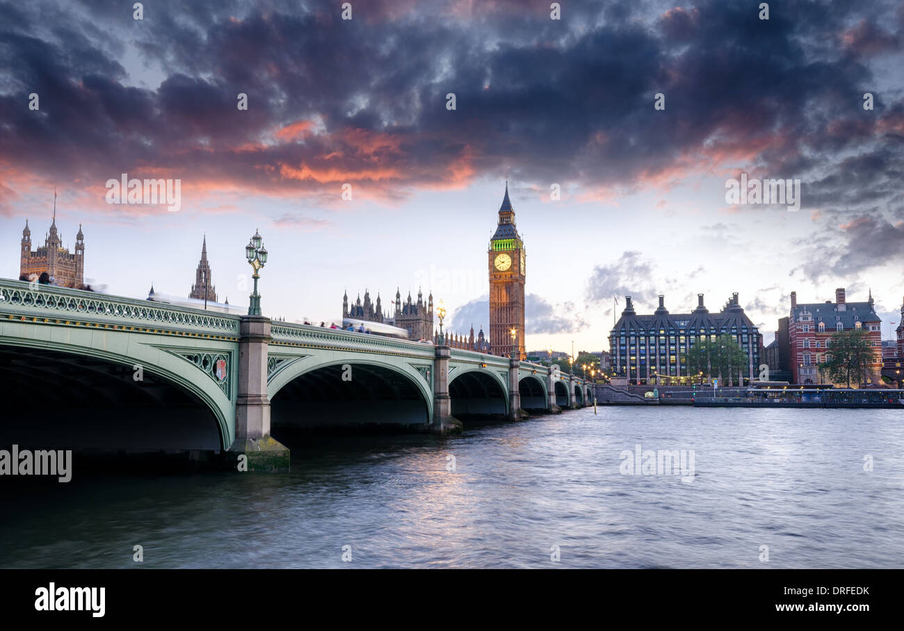 Atardecer en el puente de Westminster y el Big Ben de Londres Foto de stock