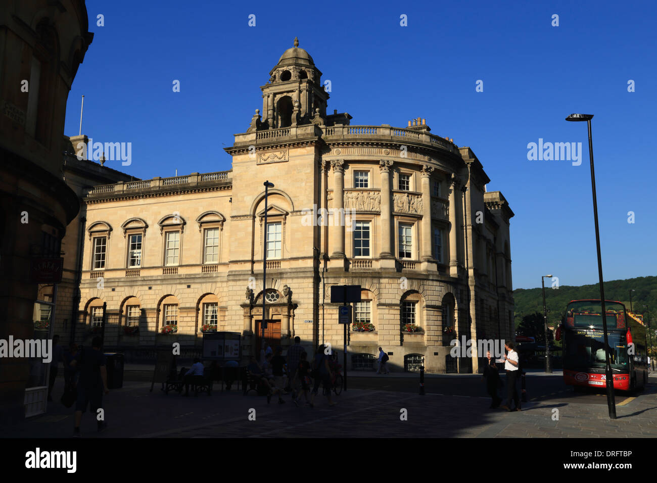 Un hermoso edificio georgiano, en la esquina de las calles alta y baratos, contra un cielo azul claro, en el Patrimonio Mundial de la ciudad de Bath en Somerset, Reino Unido. Foto de stock