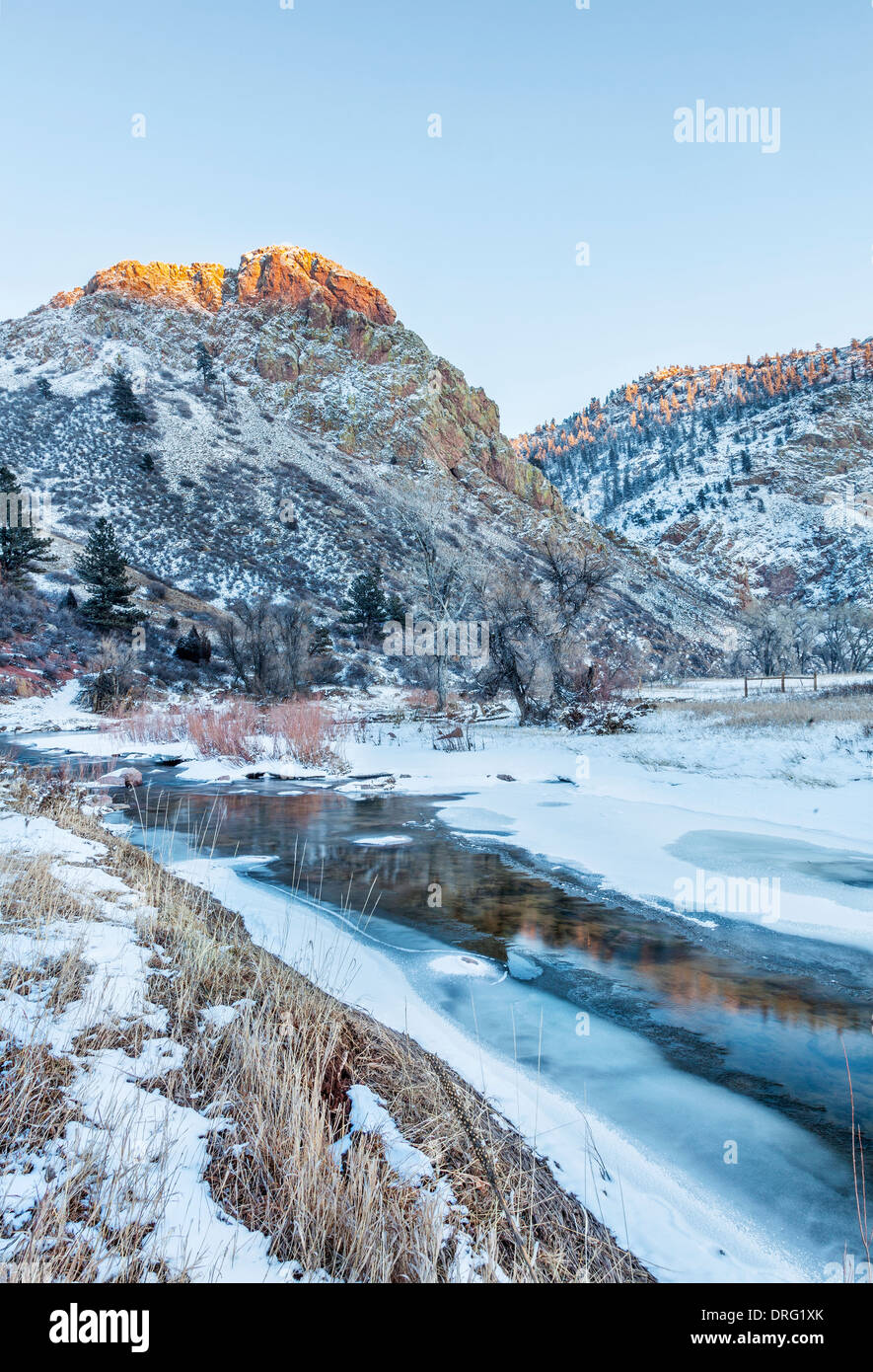 Invierno atardecer en cache la Poudre Río (North Fork) en el Nido de Águila espacio abierto en el norte de Colorado cerca de Fort Collins Foto de stock