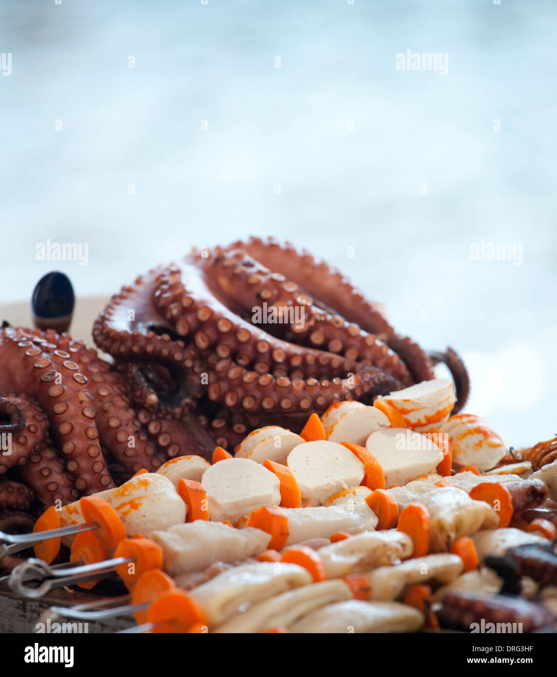El pulpo y pescados de mar sobre la playa en Grecia Foto de stock