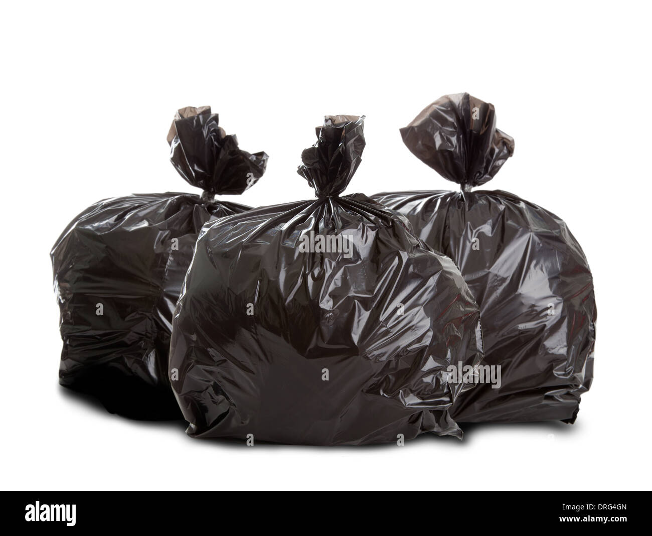Tres bolsas de basura negra sobre fondo blanco. Foto de stock