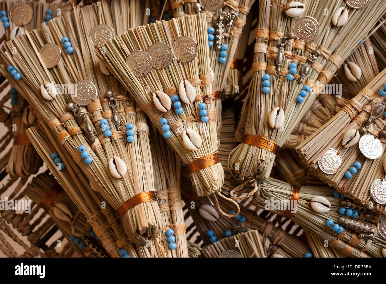 Escobas decoradas a la venta en una tienda de souvenirs en Ammán Jordania  Fotografía de stock - Alamy