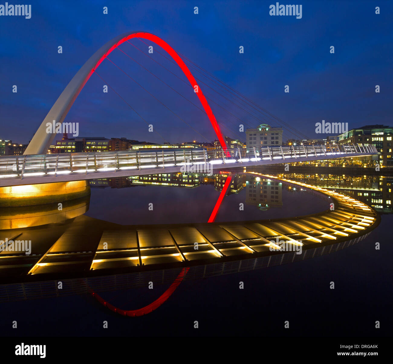 Puente del milenio de Gateshead en la noche se refleja en el río Tyne Foto de stock
