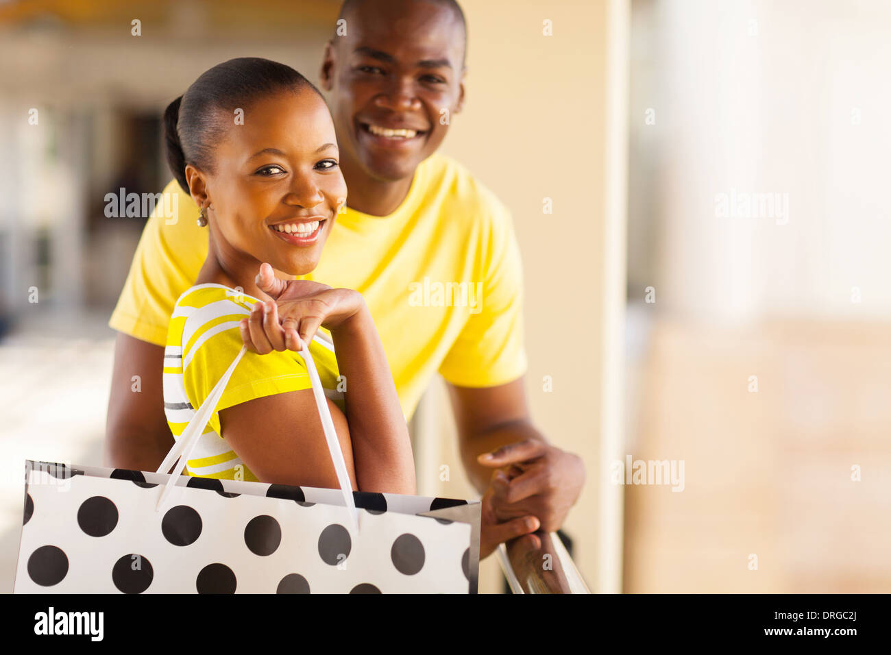 Hermosa joven pareja africana con bolsa de compras Foto de stock