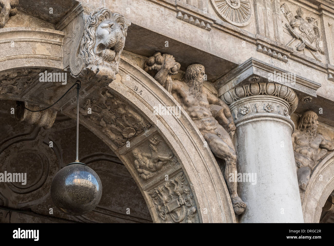 Detalle arquitectónico de un león encima de los Arcos de la Biblioteca Nazionale Marciana o la biblioteca de San Marcos, en Venecia Foto de stock