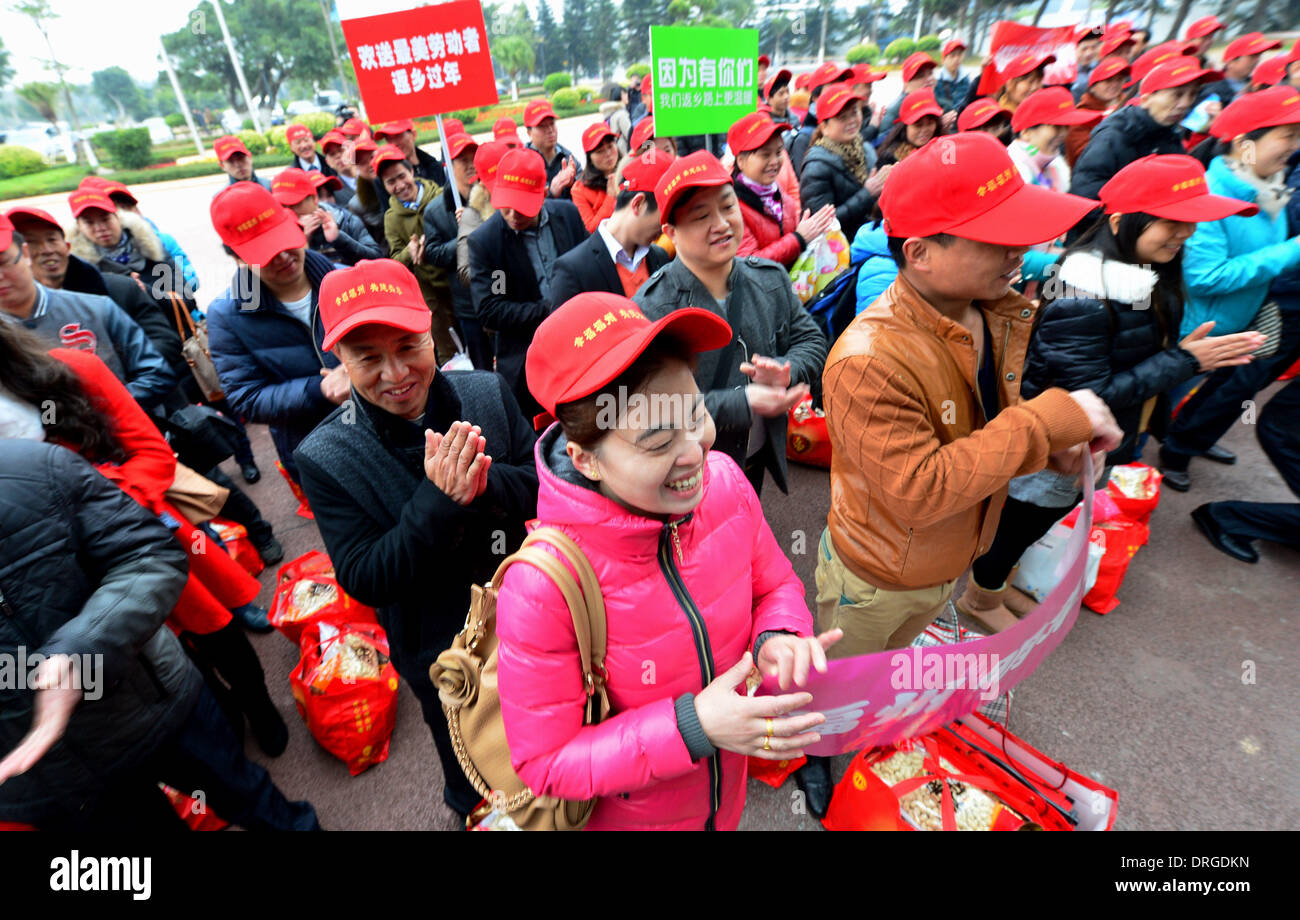 (140126) -- Fuzhou, Enero 26, 2014 (Xinhua) -- Home-yendo los trabajadores migratorios desde el suroeste de China la municipalidad de Chongqing y la vecina provincia de Sichuan esperar a bordo de un avión chárter en el Aeropuerto Internacional de Changle en Fuzhou, capital del sudeste de la provincia de Fujian, China, el 26 de enero de 2014. Estos trabajadores migrantes, 150 de ellos, son modelos de diversas industrias de Fuzhou, según la Federación de Sindicatos de Fuzhou, que gestionó el avión charter. Los trabajadores migrantes llegarán en Chongqing por Xiamen Airlines en vuelo MF8273 el domingo, antes de regresar a su tierra natal para la familia Foto de stock