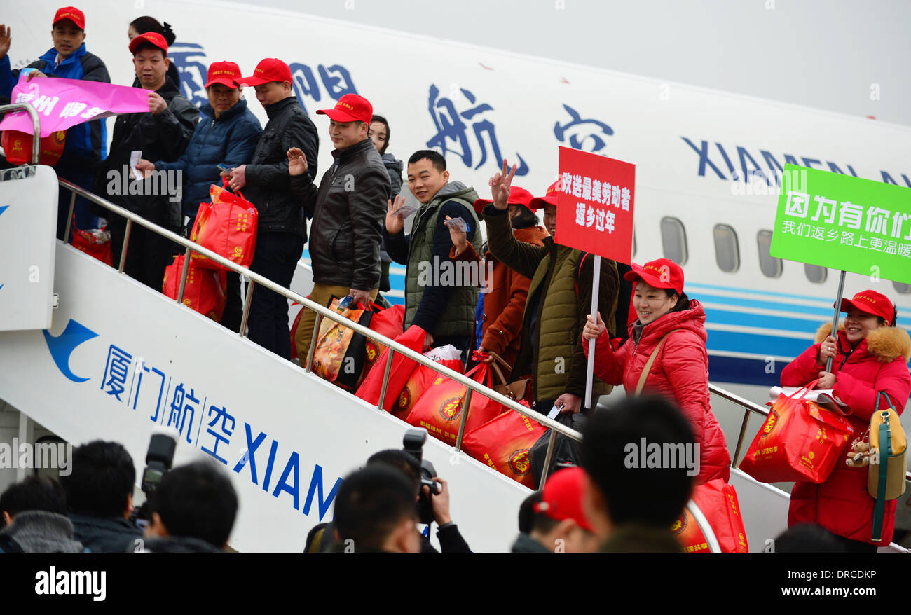 (140126) -- Fuzhou, Enero 26, 2014 (Xinhua) -- Home-yendo los trabajadores migratorios desde el suroeste de China la municipalidad de Chongqing y la vecina provincia de Sichuan, a bordo de un avión chárter en el Aeropuerto Internacional de Changle en Fuzhou, capital del sudeste de la provincia de Fujian, China, el 26 de enero de 2014. Estos trabajadores migrantes, 150 de ellos, son modelos de diversas industrias de Fuzhou, según la Federación de Sindicatos de Fuzhou, que gestionó el avión charter. Los trabajadores migrantes llegarán en Chongqing por Xiamen Airlines en vuelo MF8273 el domingo, antes de regresar a su tierra natal para la reunificación familiar Foto de stock