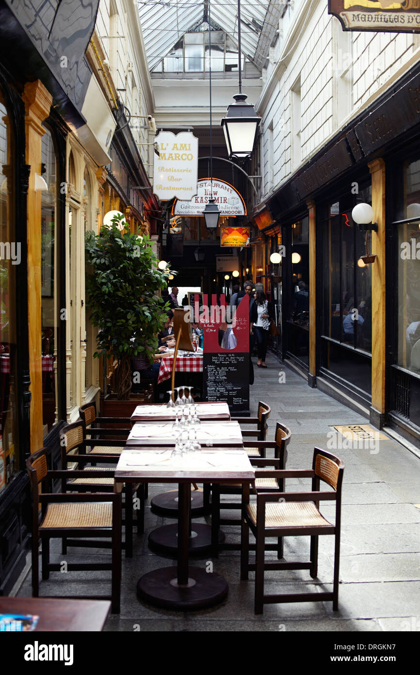 Restaurantes en arcade en París Foto de stock