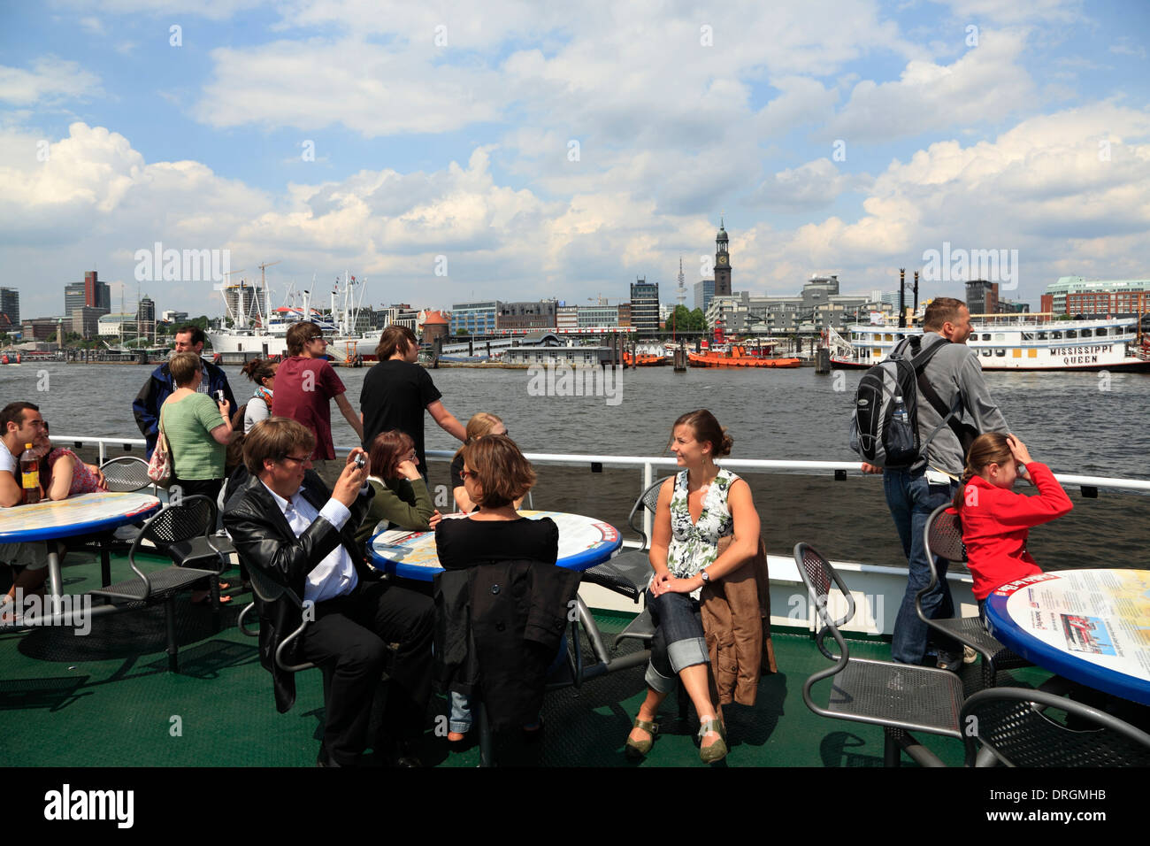 Barco de ida y vuelta al puerto de Hamburgo, Alemania, Europa Foto de stock
