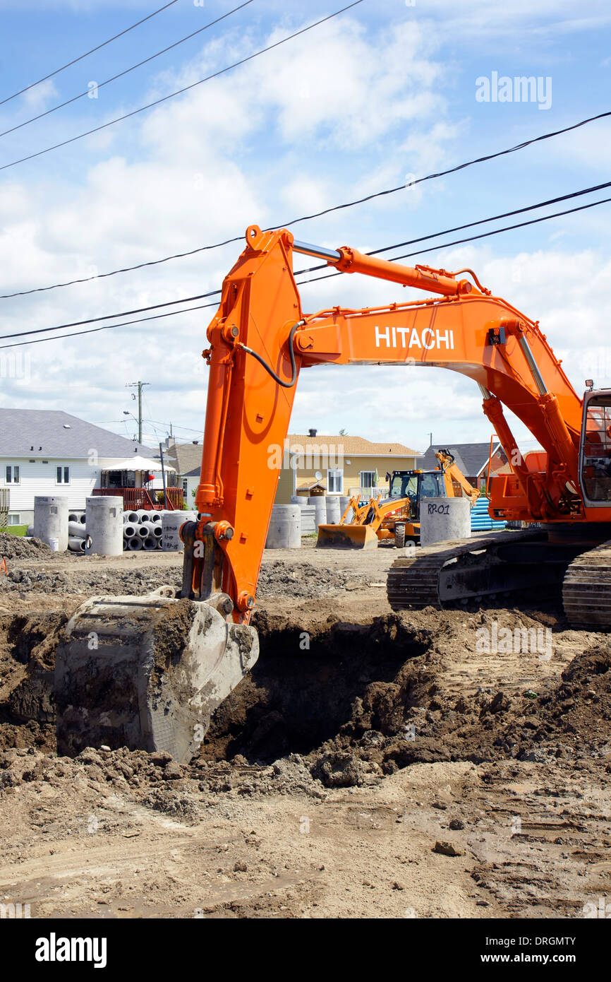 La nueva excavadora mecánica Hitachi en el trabajo Foto de stock