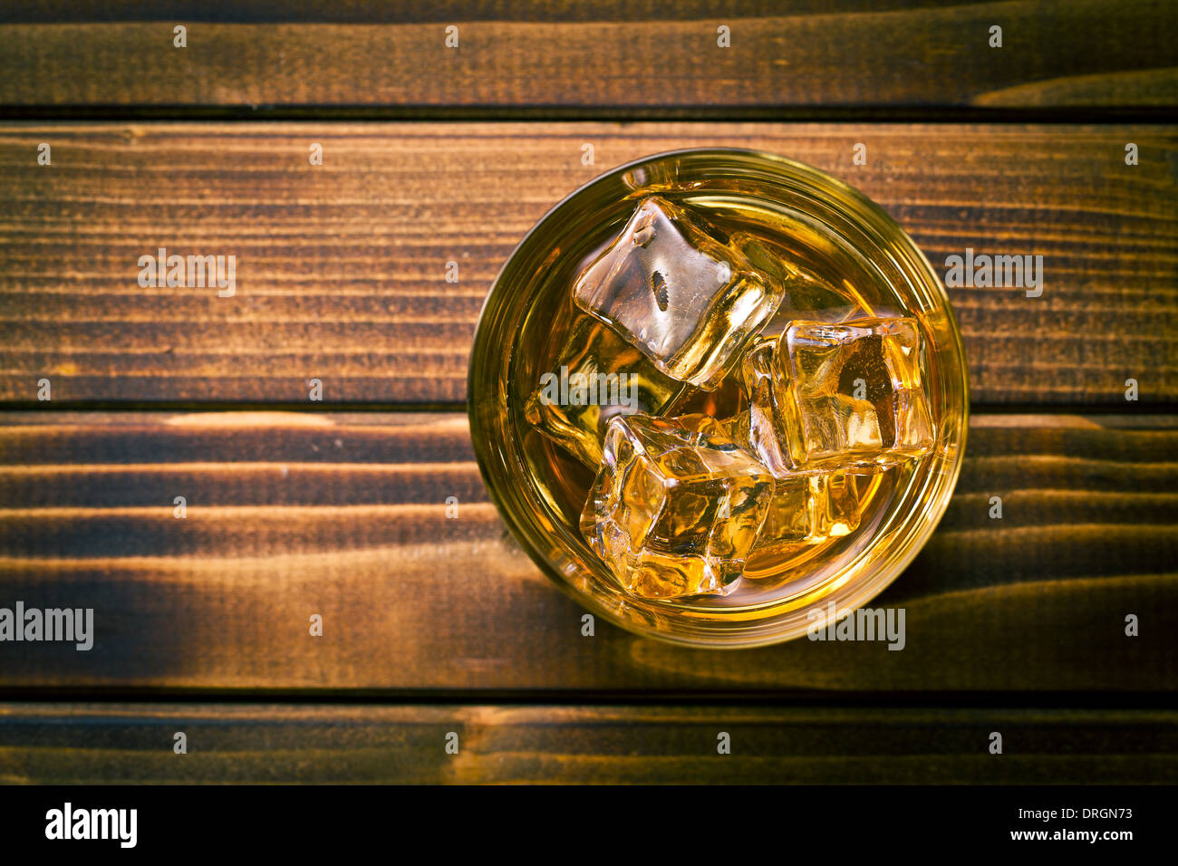 Vista superior del whiskey en el vaso con hielo Foto de stock