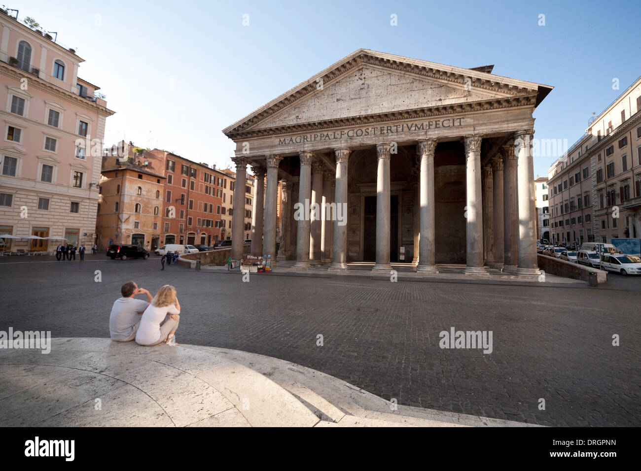Una pareja de turistas en frente del famoso Panteón en Roma, Italia Foto de stock