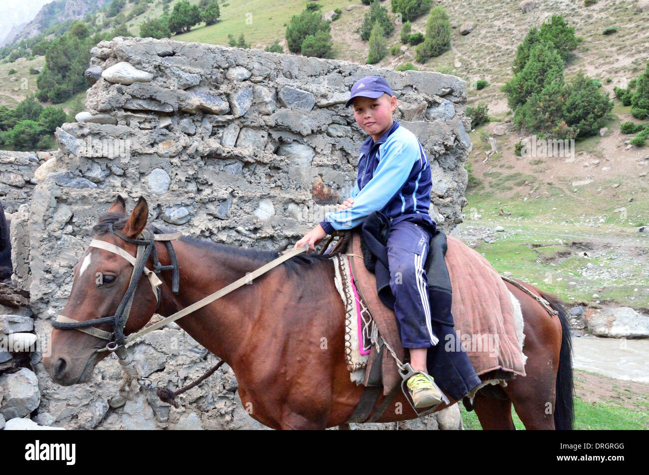 Jinete de Kirguistán en las montañas del sur de Kirguistán Foto de stock