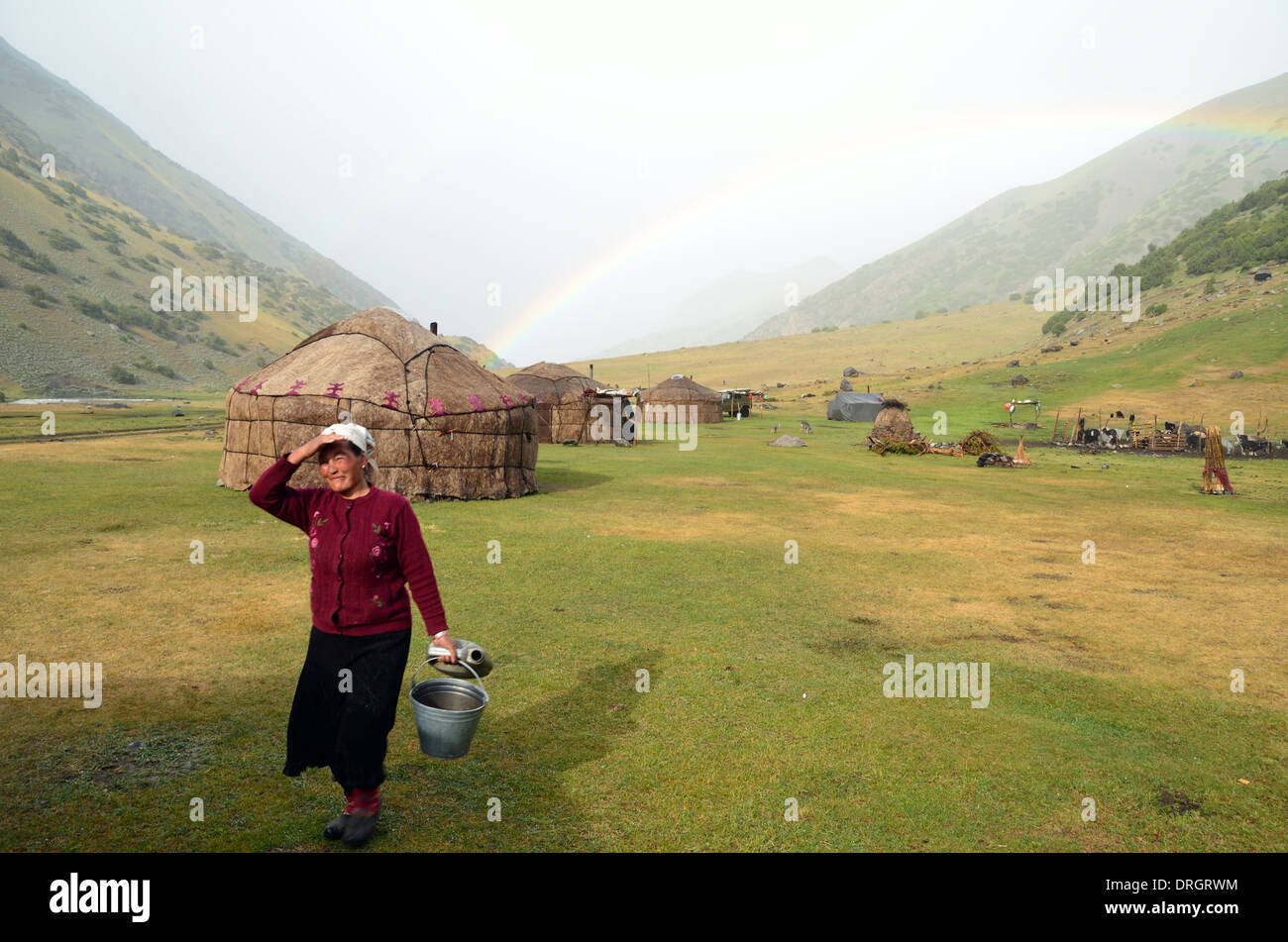 Yurts kirguís en las montañas del sur de Kirguistán Foto de stock