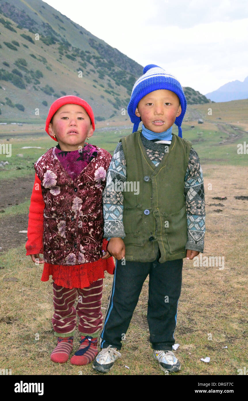 Los niños de Kirguistán en las montañas del sur de Kirguistán Foto de stock